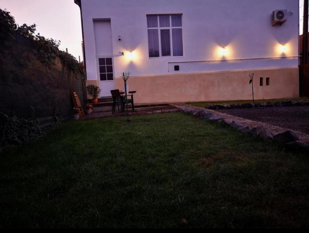 Weisz Apartment-City Center-Free Private Parking,Wifi,Ac Carei Exterior foto